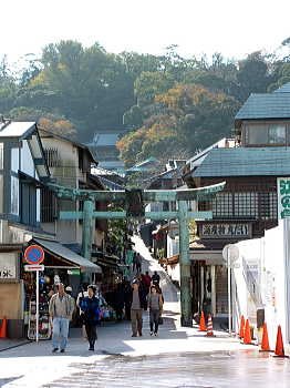 青銅製の鳥居