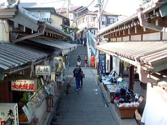 島内のみやげ物店