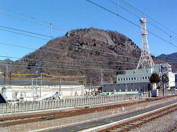 大月駅ホームより岩殿山を望む