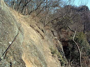 断崖を渡って、振り返って写す。