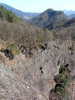 稚児落としより岩殿山を望む