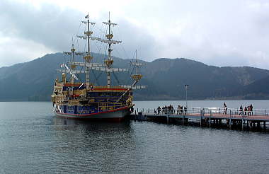 芦ノ湖と海賊船