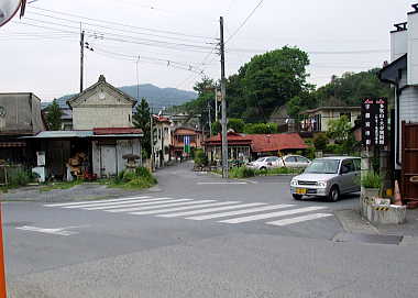 三つに分かれた道を右へ