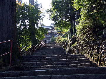 きつい石段の上り