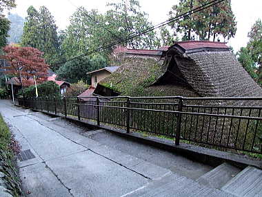 藁葺き屋根の道を下る