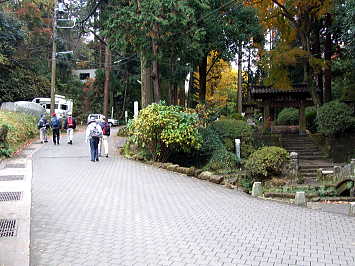 浄智寺山門を右に見て進む