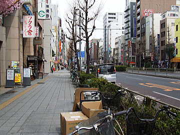 浅草橋駅前の国道