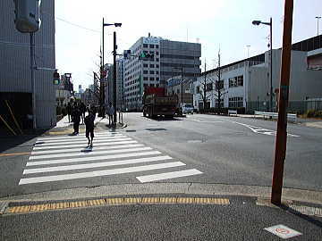 目の前の国技館通りを進む