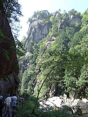 遊歩道と覚円峰