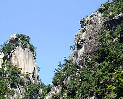 覚円峰と天狗岩