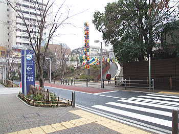 横断歩道を渡って左折