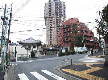 高層ビルを目指して進む