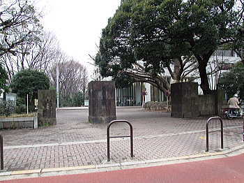 東京都立中央図書館正門