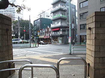 公園の西側の門を出る