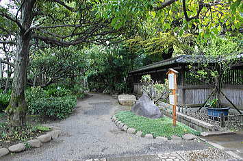 和館の塀沿いに進む