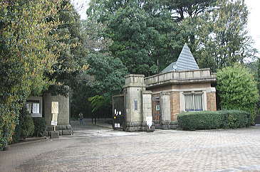 駒場公園正門