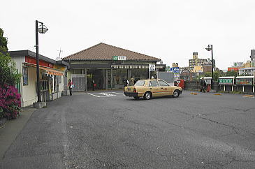 鶯谷駅前