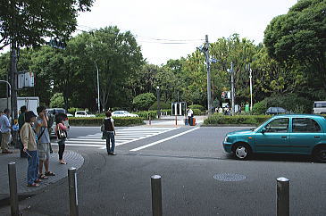 横断歩道を渡る