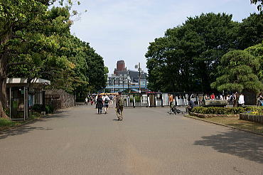 公園の原宿門へ向かう