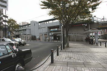 京急汐入駅前