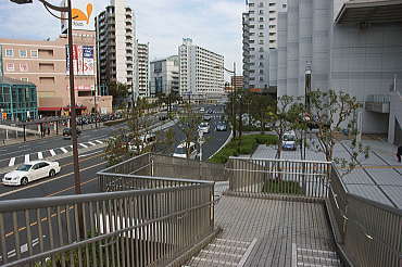 歩道橋を渡る