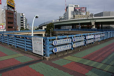 歩道橋を渡る