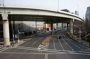 歩道橋上より外堀通りを望む