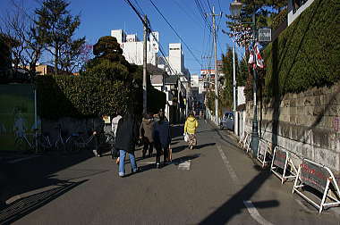 住宅地を進む