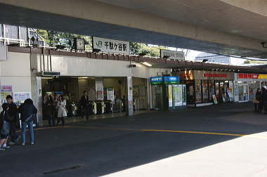 千駄ヶ谷駅前