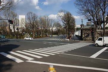 右側の横断歩道を渡る