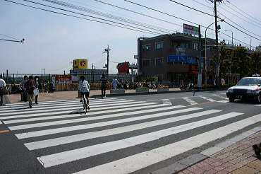 駅前の県道を進む