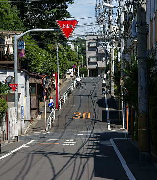 坂の上のT字路を右折