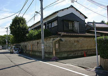 すぐ先の路地を右へ入る