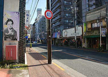 街道沿いの商店街