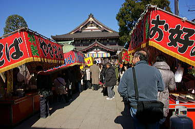 ここも屋台、あそこも屋台、みんな屋台！