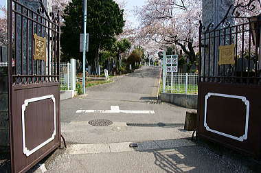 慈眼寺の門を出たら右へ