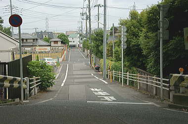 水元さくら通りを外れて直進