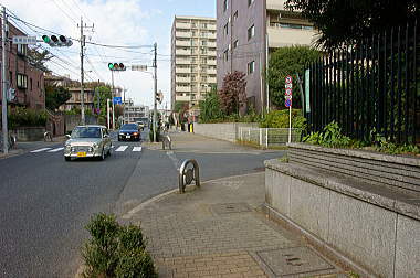 馬事公園を廻り込む