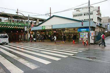 JR新大久保駅前