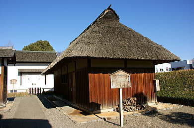 木小屋・手前 と土蔵・奥　（復原）