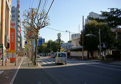 麻布郵便局の向かいの白い建物