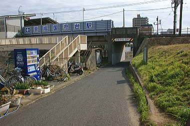 左手の歩道橋を渡る