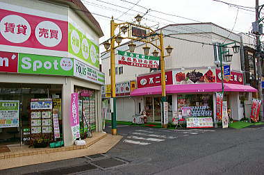 駅前商店街へ