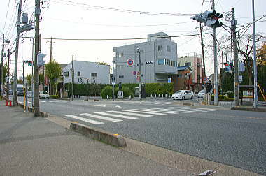 右へ分かれる道は旧日光街道