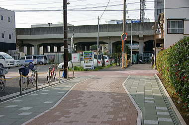 正面は東武線の高架