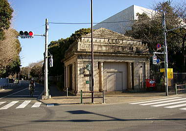 博物館動物園駅