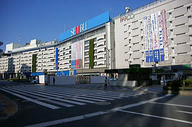 ７：５１　池袋駅前