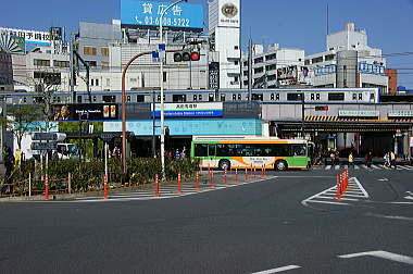 ８：３５　高田馬場駅前