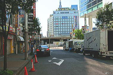 朝の繁華街