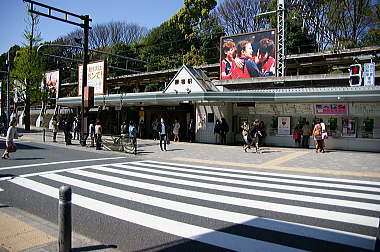 １０：０２　原宿駅前